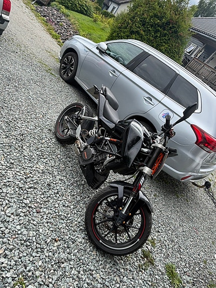 KTM 125 Duke 3 of 5