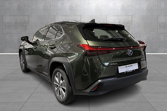 Lexus UX300e 3 of 5