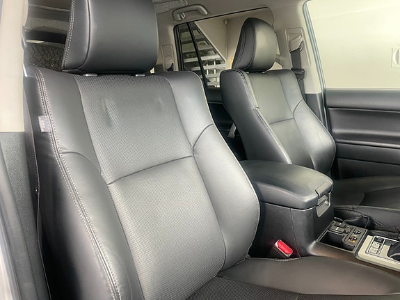 Toyota Land Cruiser 12 of 18