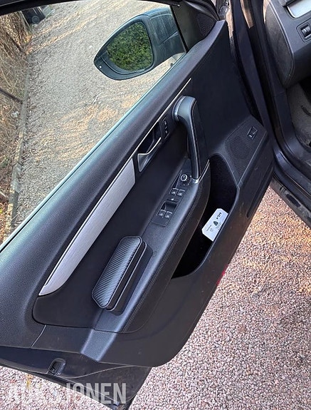 Volkswagen Passat 17 of 30