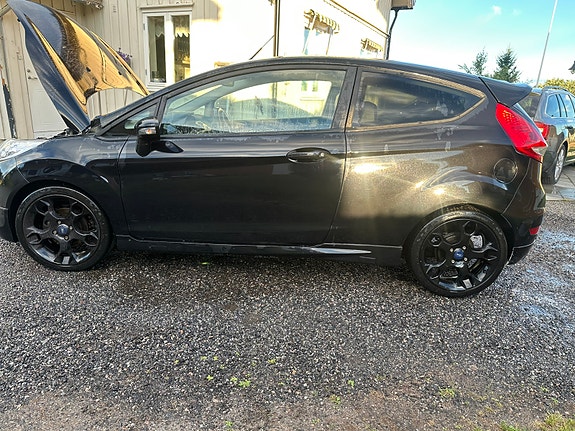 Ford Fiesta 4 of 5