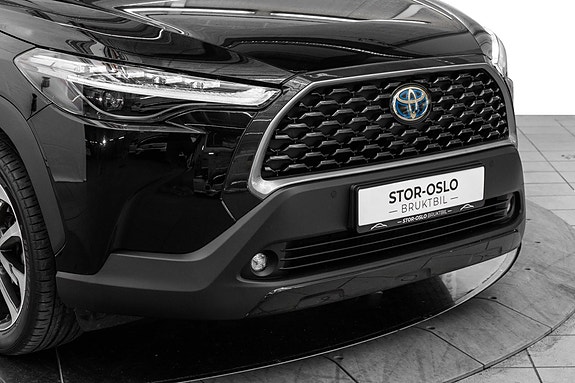 Toyota Corolla Cross 2 of 5