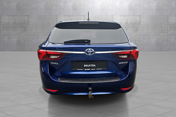 Toyota Avensis 4 of 5