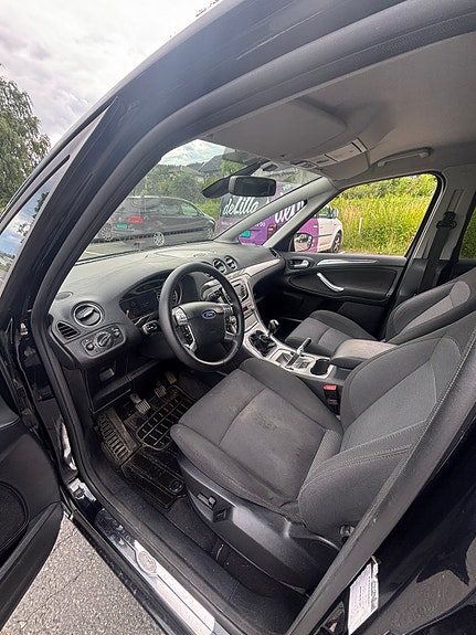 Ford S-MAX 3 of 5