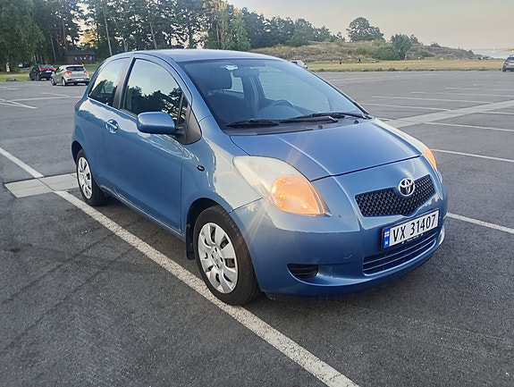 Toyota Yaris 2 of 14