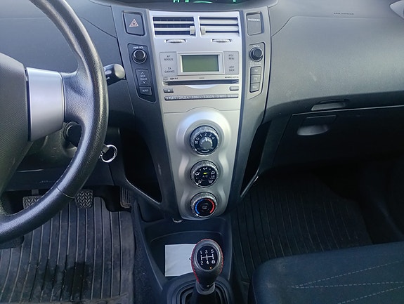 Toyota Yaris 14 of 14