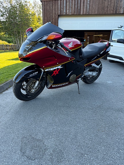 Honda CBR 1100 XX 4 of 9