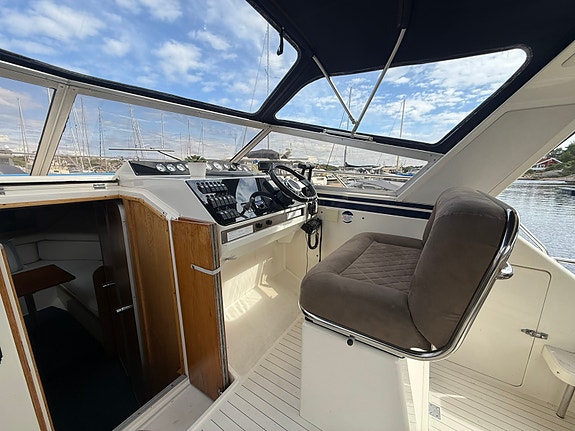 Princess Riviera 30 fot, med Volvo Penta D3 2009, lugar med dør og L-kjøkken 9 of 30