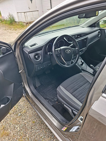 Toyota Auris 5 of 15