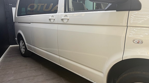 Volkswagen Caravelle 5 of 5