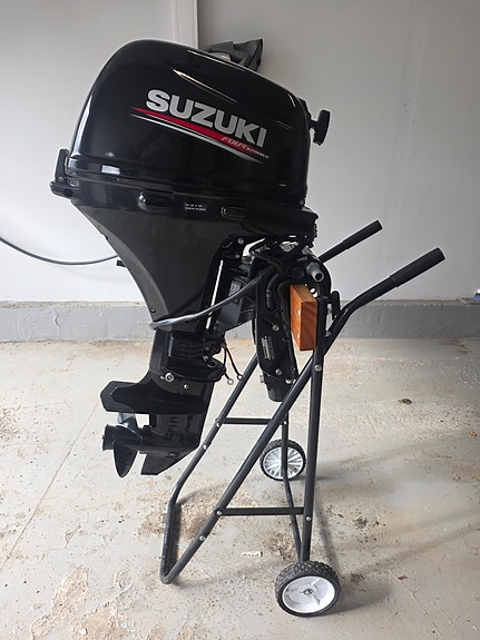 Suzuki DF 20 ATS båtmotor med EL. Start og El. Tilt. 15-20 timer gangtid. 2 of 5