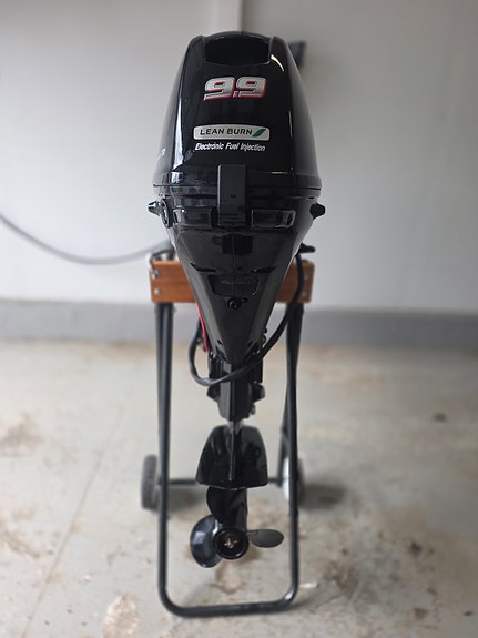 Suzuki DF 20 ATS båtmotor med EL. Start og El. Tilt. 15-20 timer gangtid. 3 of 5