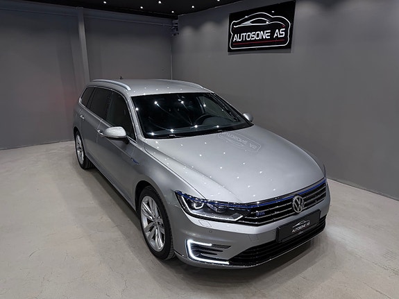 Volkswagen Passat 2 of 5