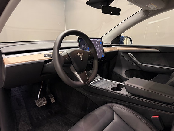 Tesla Model Y 16 of 30