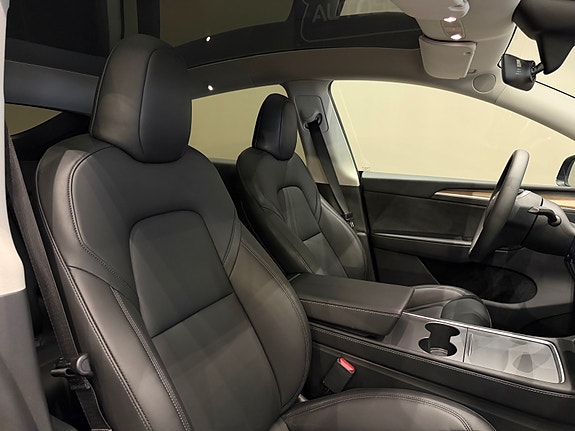 Tesla Model Y 21 of 30