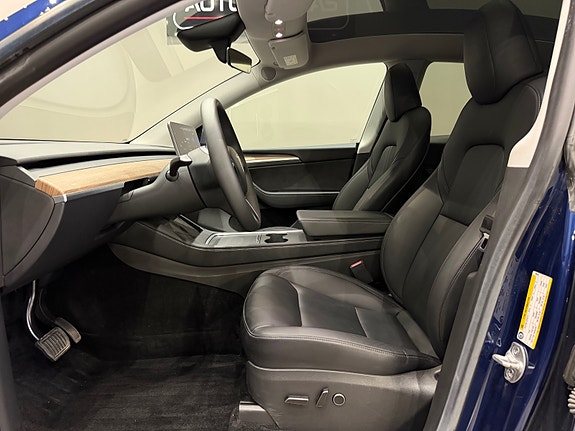 Tesla Model Y 17 of 30