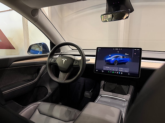 Tesla Model Y 26 of 30