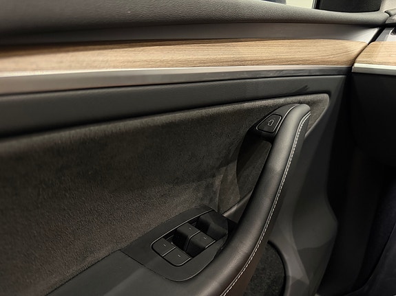 Tesla Model Y 29 of 30