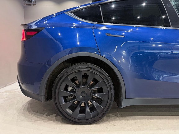 Tesla Model Y 15 of 30
