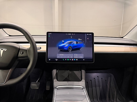 Tesla Model Y 28 of 30