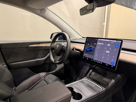 Tesla Model Y 22 of 30