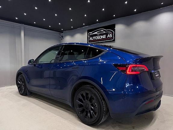 Tesla Model Y 8 of 30