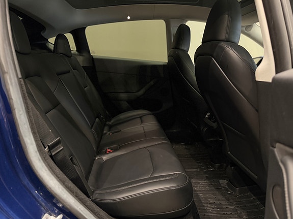 Tesla Model Y 23 of 30