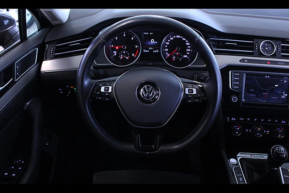 Volkswagen Passat 9 of 19