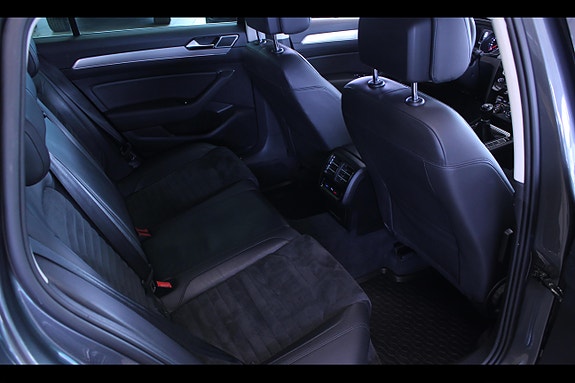Volkswagen Passat 16 of 19