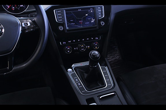Volkswagen Passat 10 of 19
