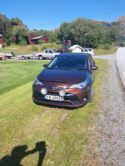 Toyota Avensis 2 of 5