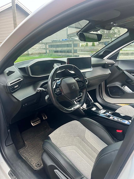 Peugeot e-208 4 of 5