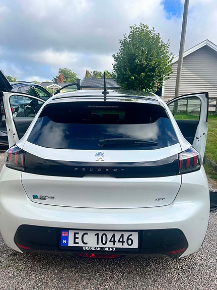 Peugeot e-208 2 of 5
