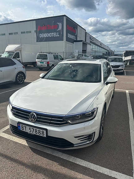 Volkswagen Passat 2 of 5