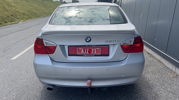 BMW 320d 4 of 5