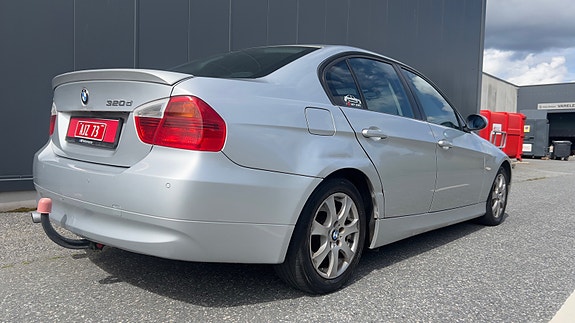 BMW 320d 3 of 5
