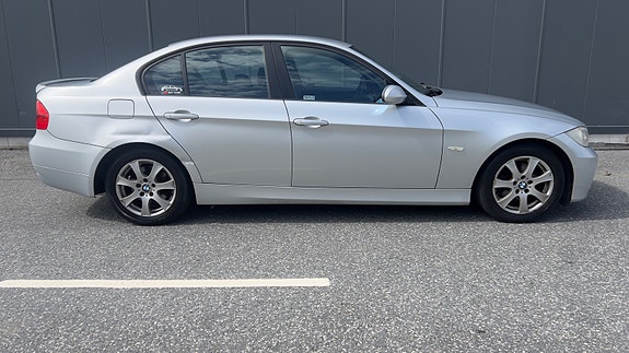 BMW 320d 2 of 5