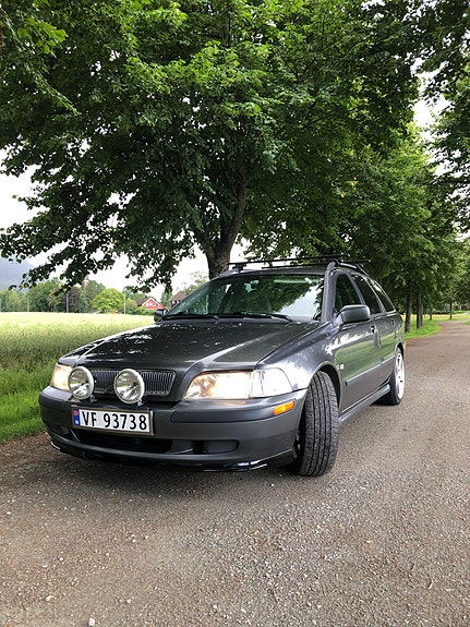 Volvo V40 2 of 24