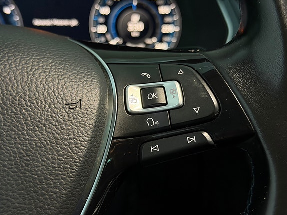 Volkswagen Passat 12 of 30