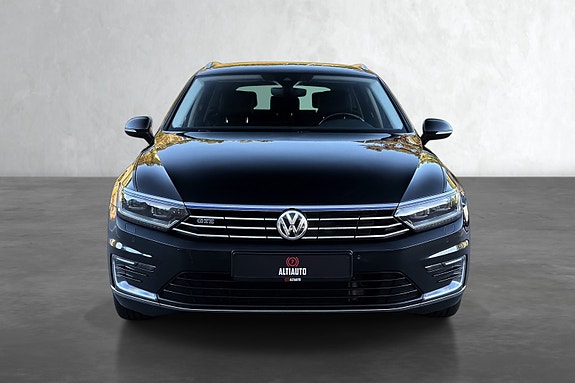 Volkswagen Passat 2 of 5