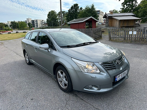 Toyota Avensis 2 of 8