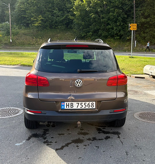 Volkswagen Tiguan 2 of 5