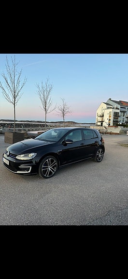Volkswagen Golf VII 3 of 9