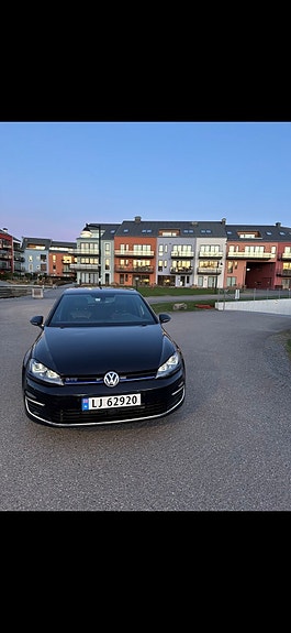 Volkswagen Golf VII 2 of 9