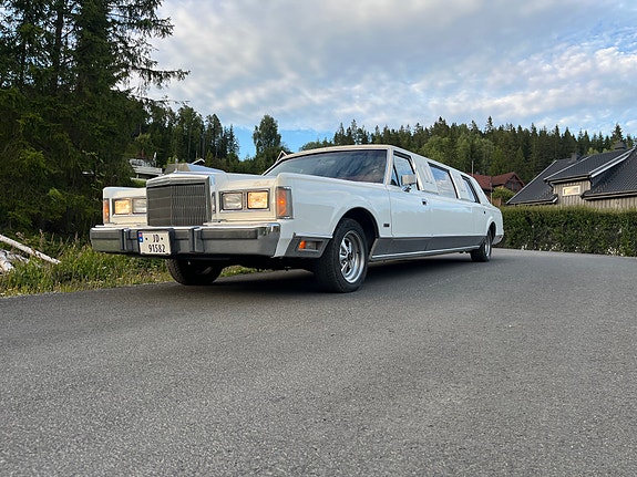 Lincoln Town Car 2 of 29
