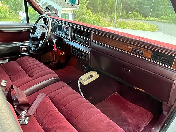 Lincoln Town Car 15 of 29