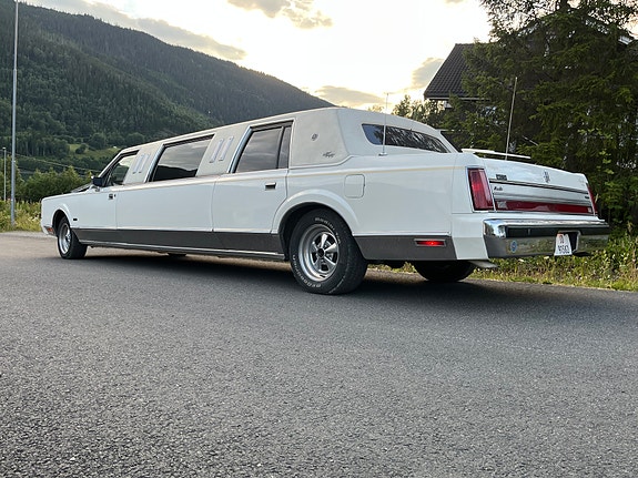 Lincoln Town Car 6 of 29