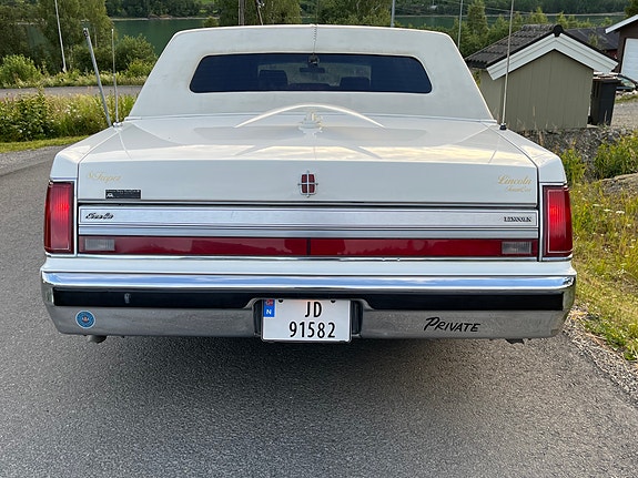 Lincoln Town Car 7 of 29