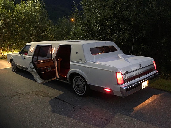 Lincoln Town Car 10 of 29