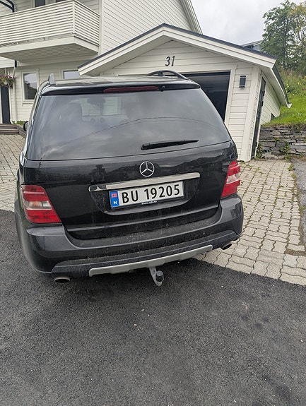 Mercedes-Benz ML320 3 of 5